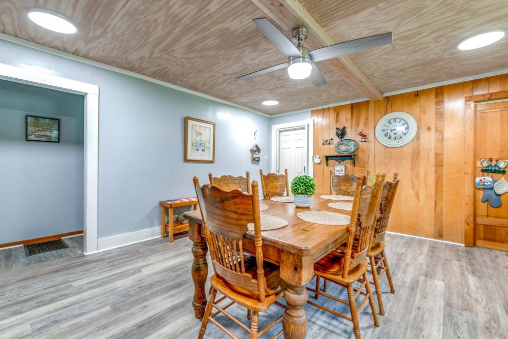 2 Mi to Ski Sapphire Pet-Friendly Cashiers Cabin